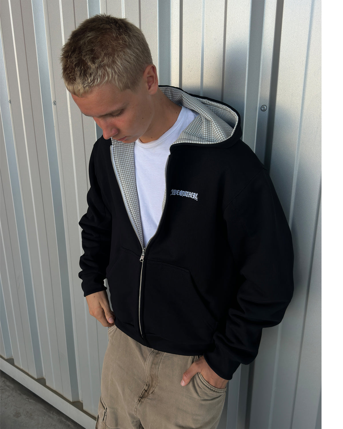 Model is 183cm and 78kg wearing size L.
