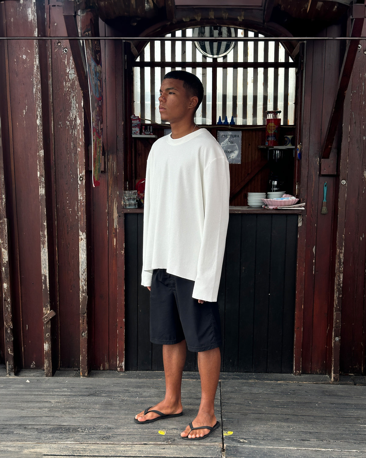 Model is 173cm and 70kg wearing size L.