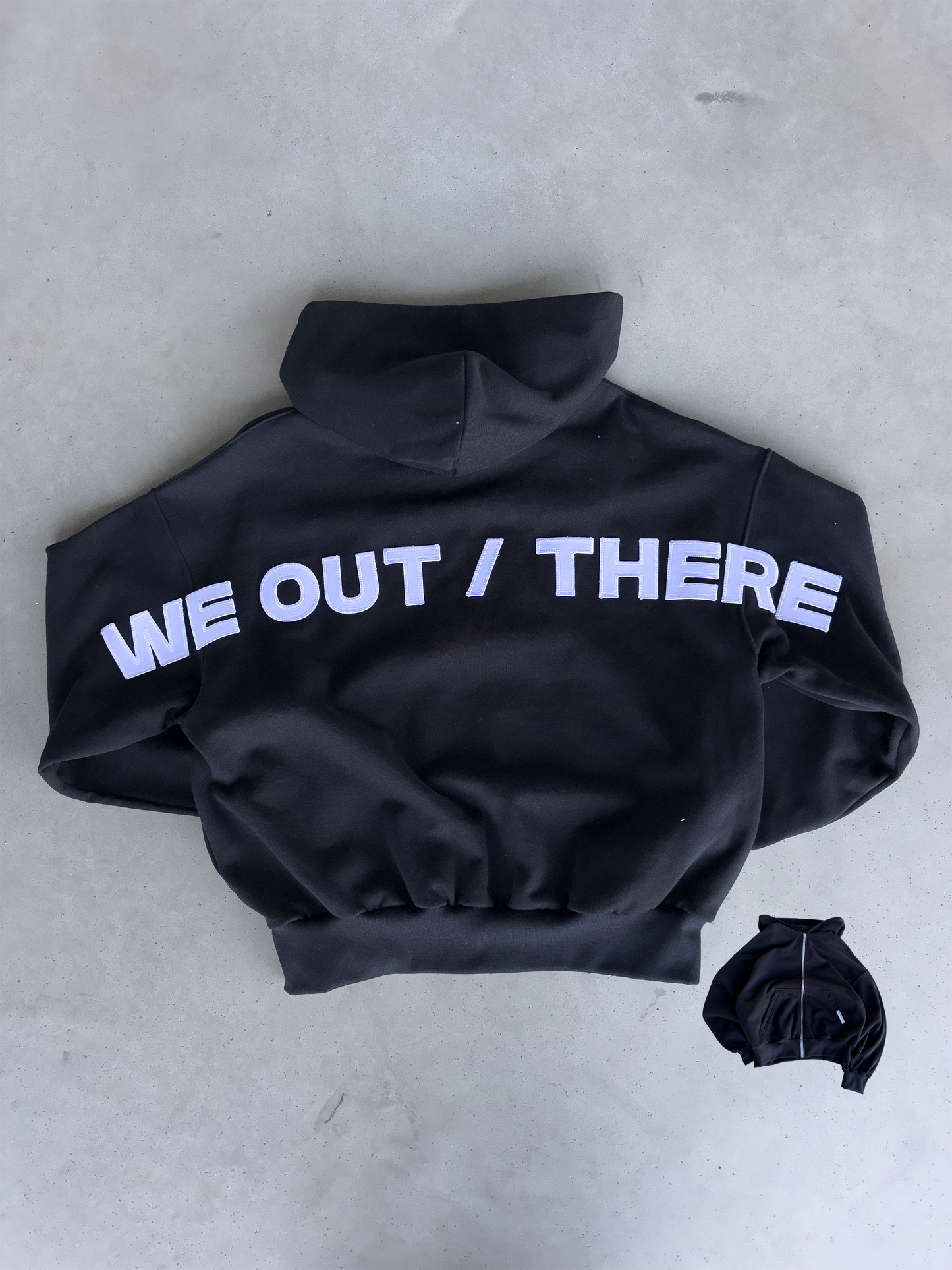 White Back Logo Zip-up [Black]