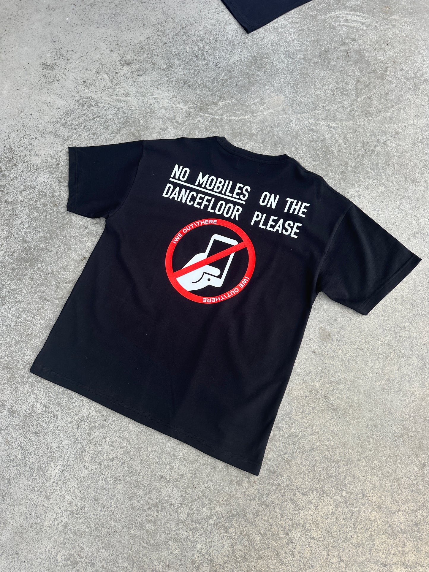 NO PHONES TEE
