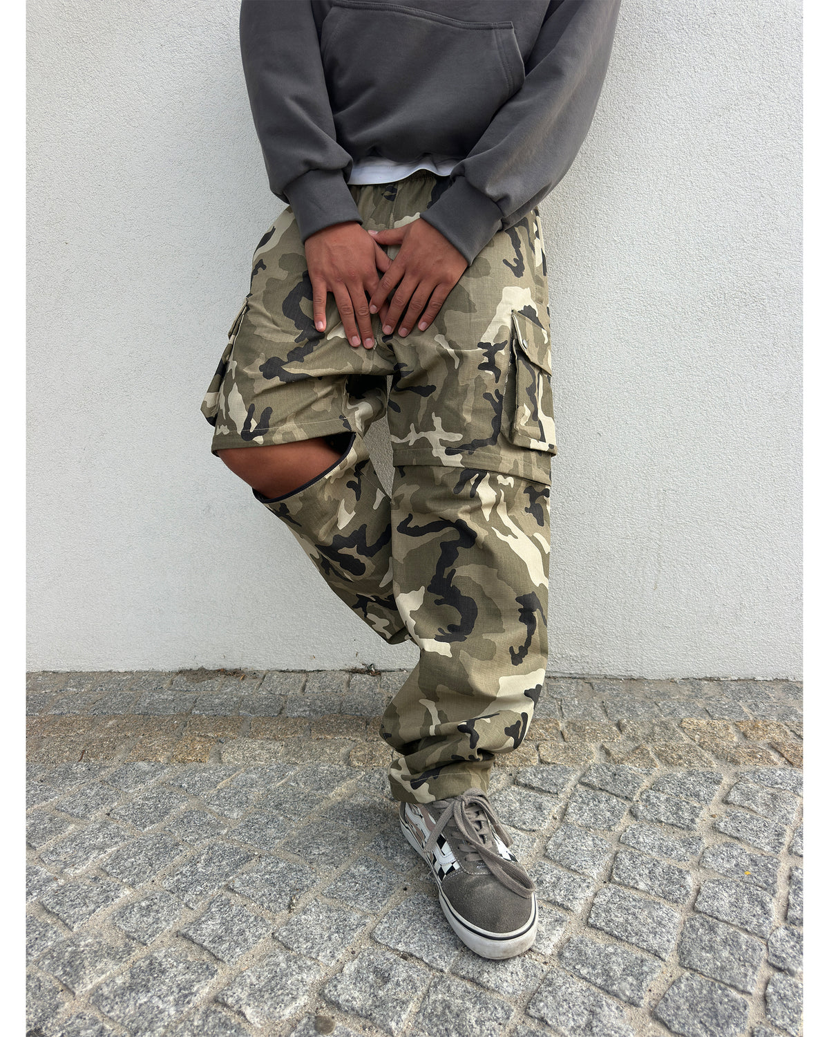 Model is 185cm 80kg wearing size M.