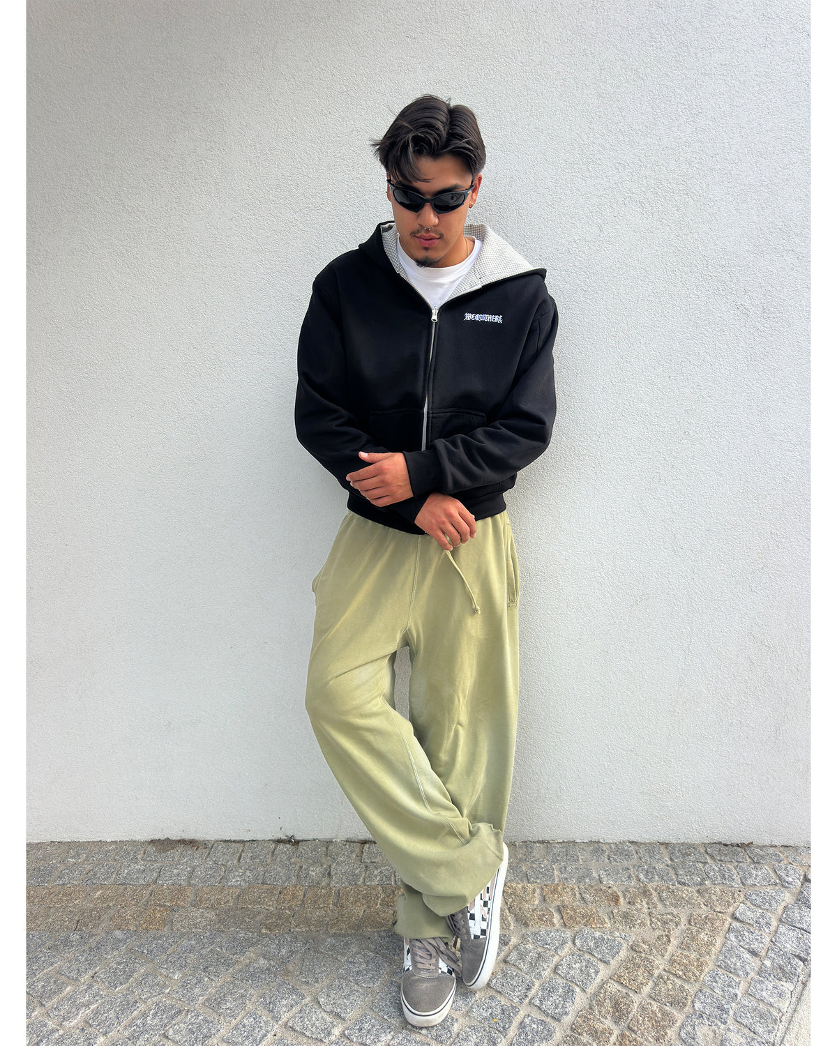 Model is 180cm and 75kg wearing size L.