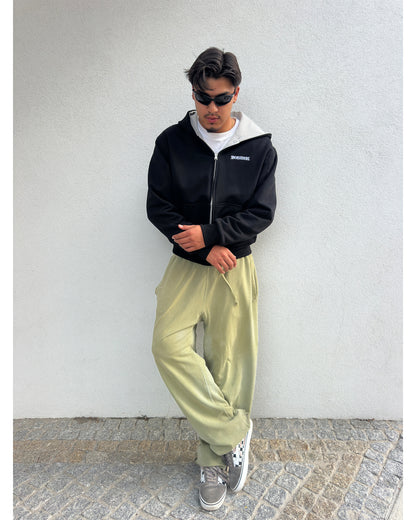 Model is 180cm and 75kg wearing size L.