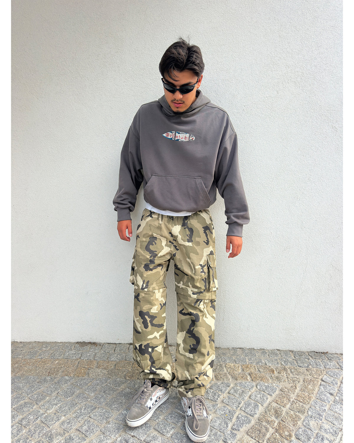 Model is 185cm 85kg wearing size M.
