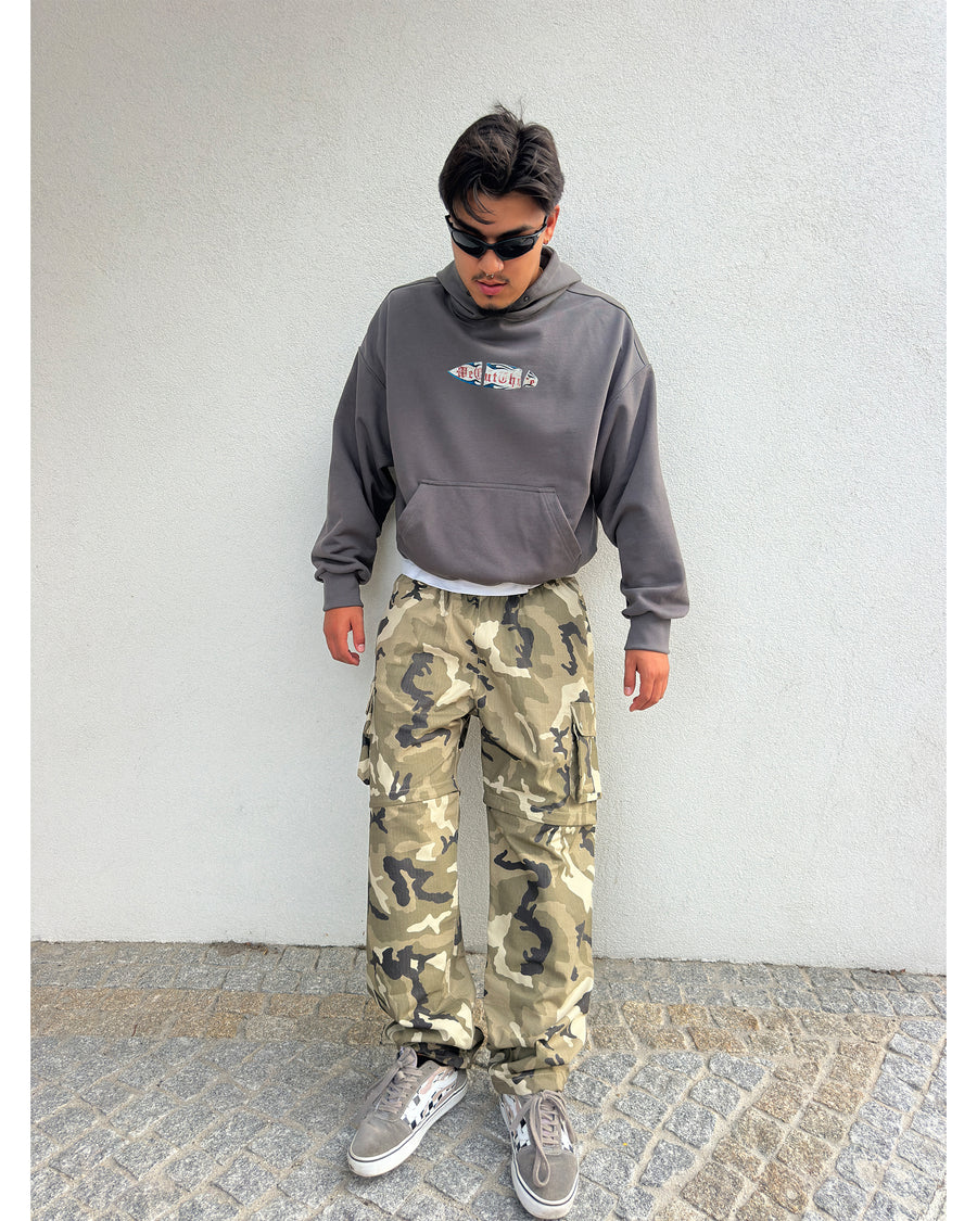 Model is 185cm 85kg wearing size M.
