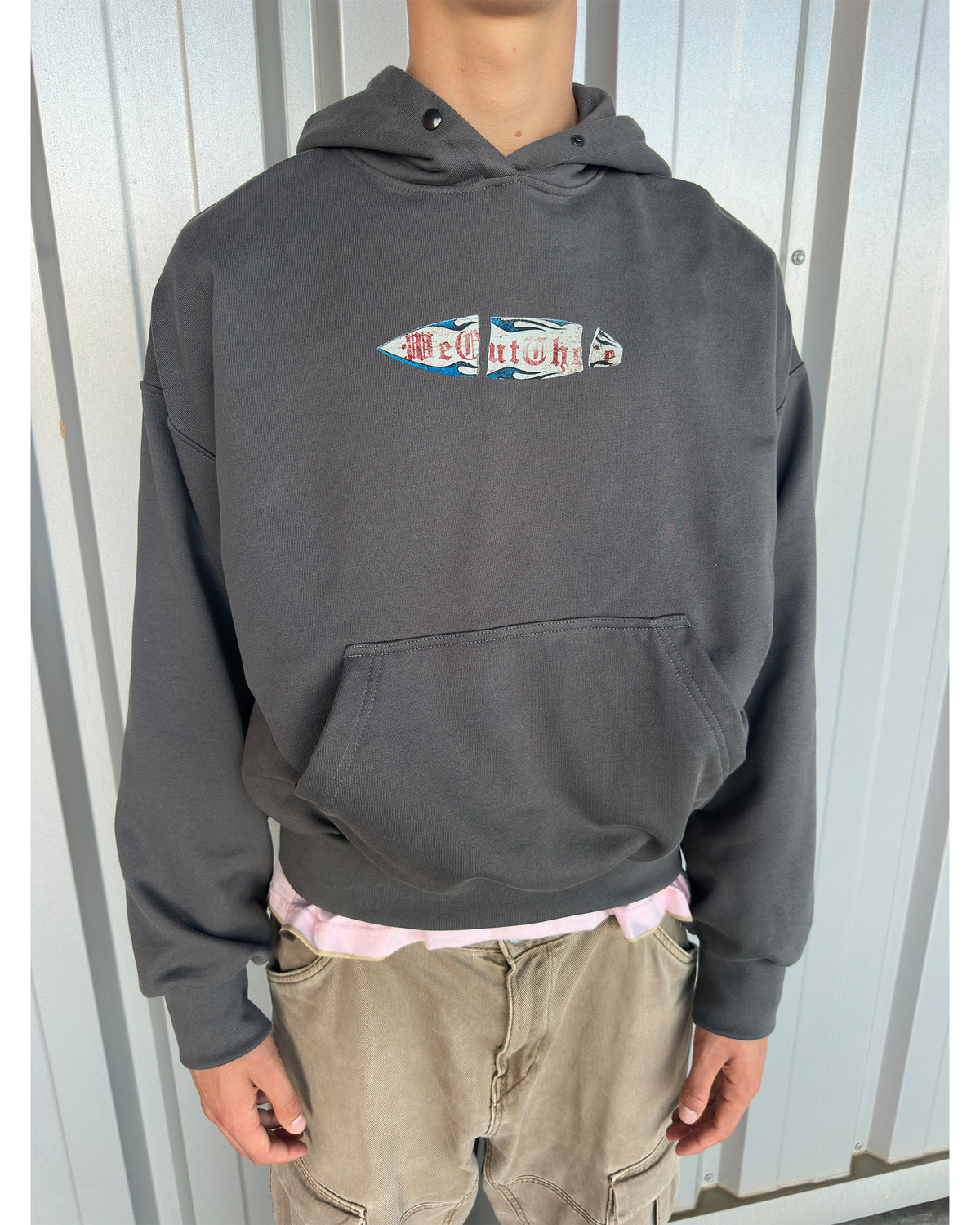 Model is 180cm 75kg wearing size M.